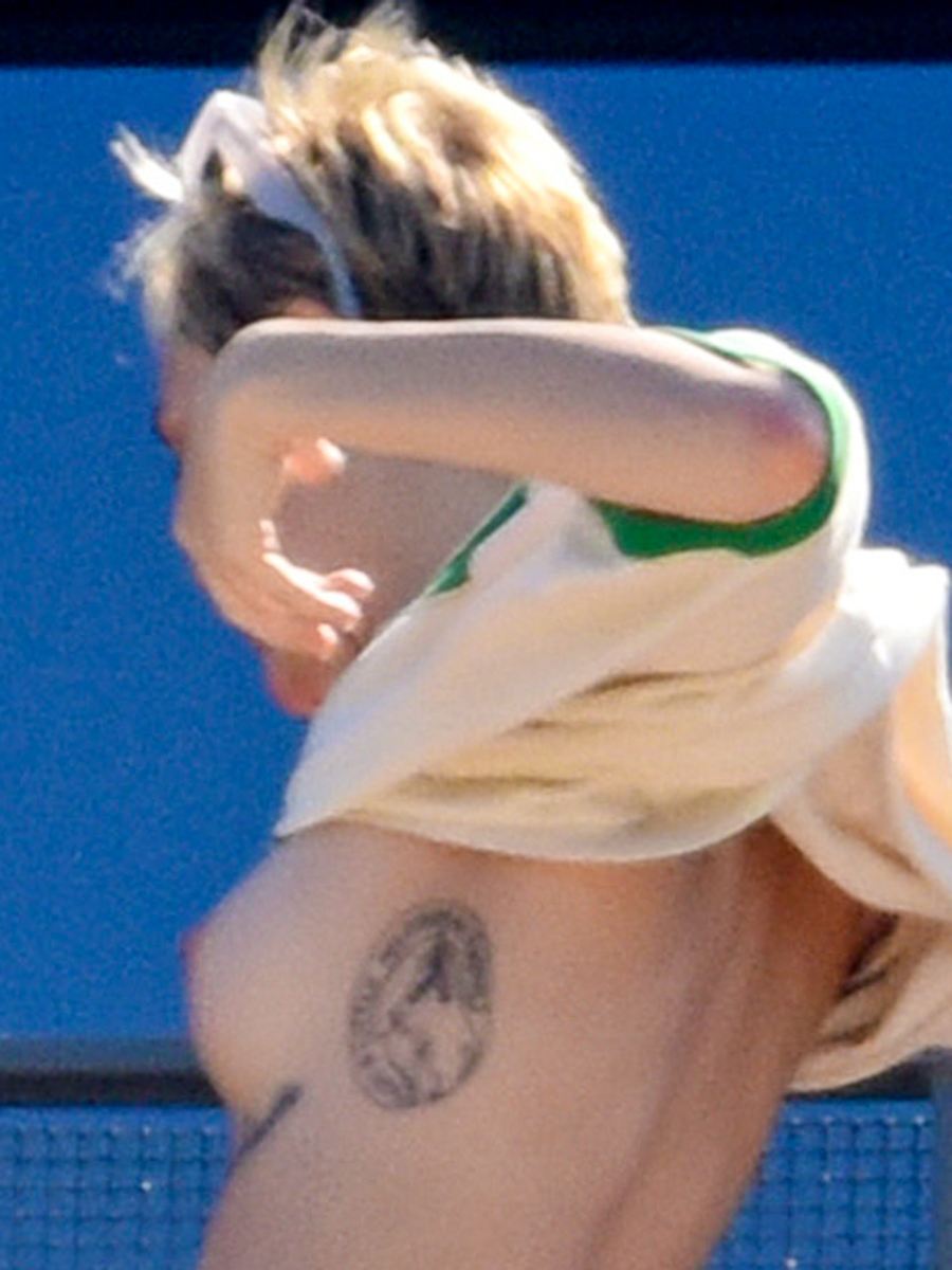 Miley-Cyrus-topless-sydney-007.jpg