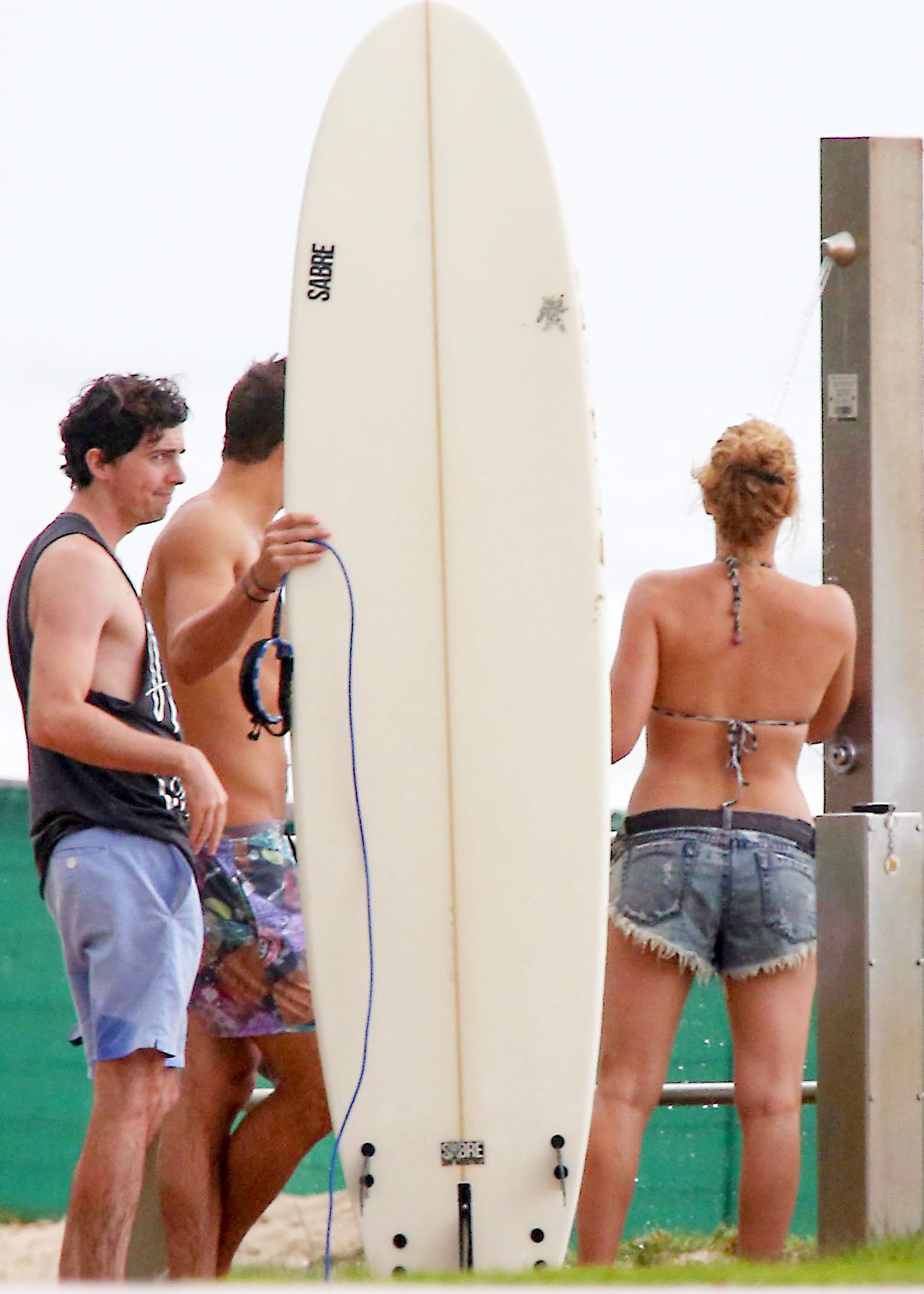 Margot_Robbie_wearing_sexy_bikini_at_a_beach_in_Byron_Bay_79x_HQ_49.jpg