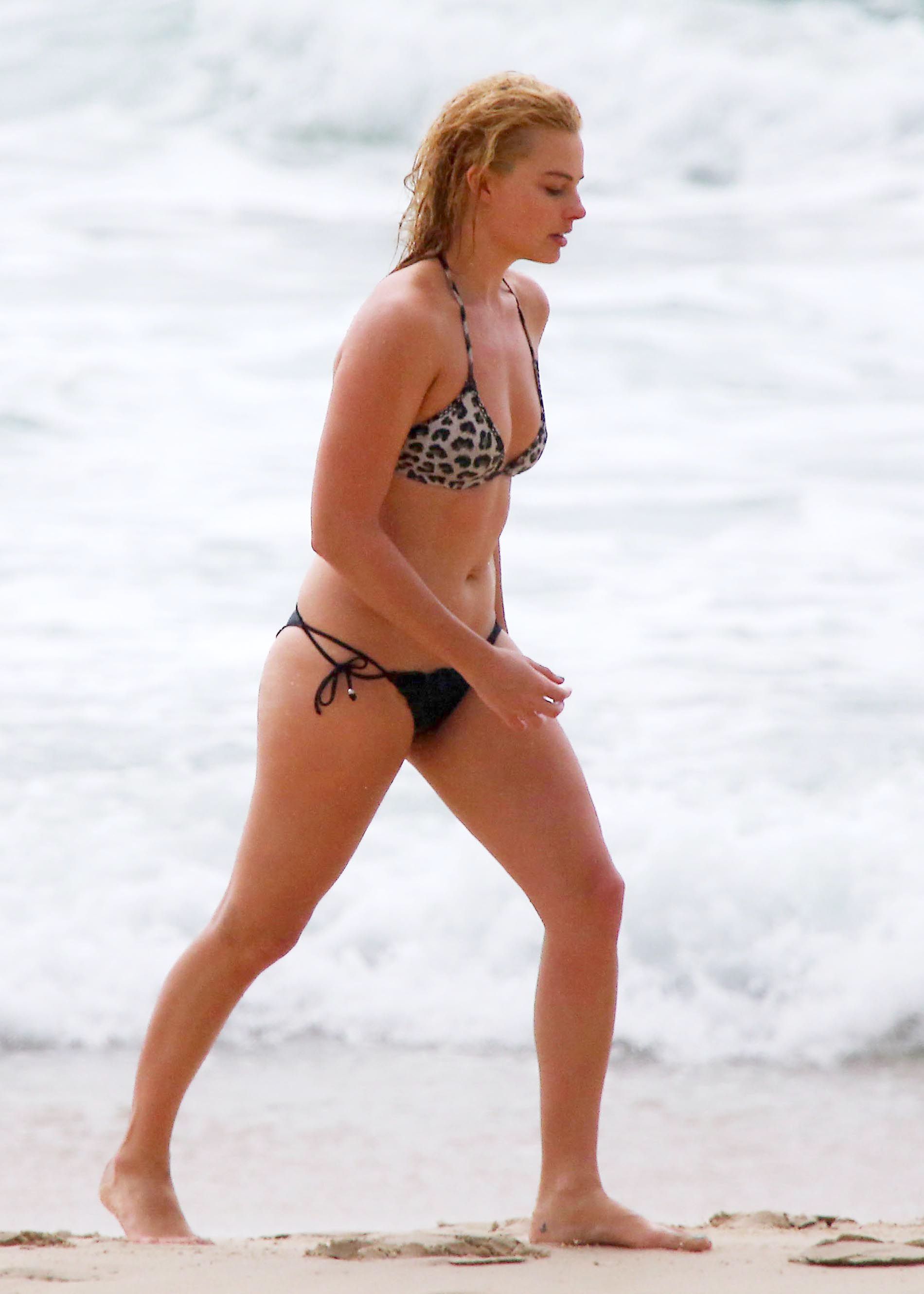 Margot_Robbie_wearing_sexy_bikini_at_a_beach_in_Byron_Bay_79x_HQ_41.jpg