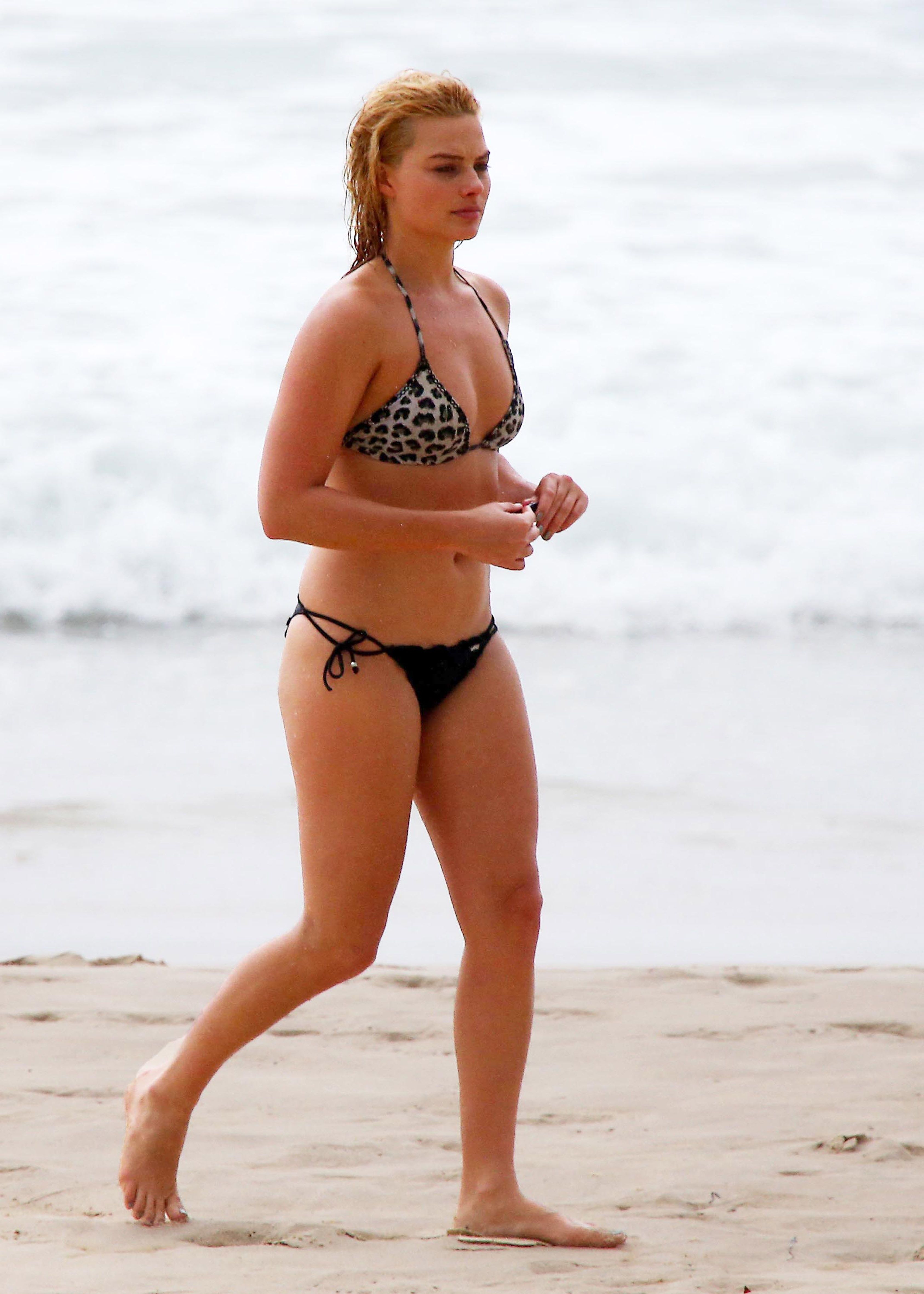 Margot_Robbie_wearing_sexy_bikini_at_a_beach_in_Byron_Bay_79x_HQ_18.jpg