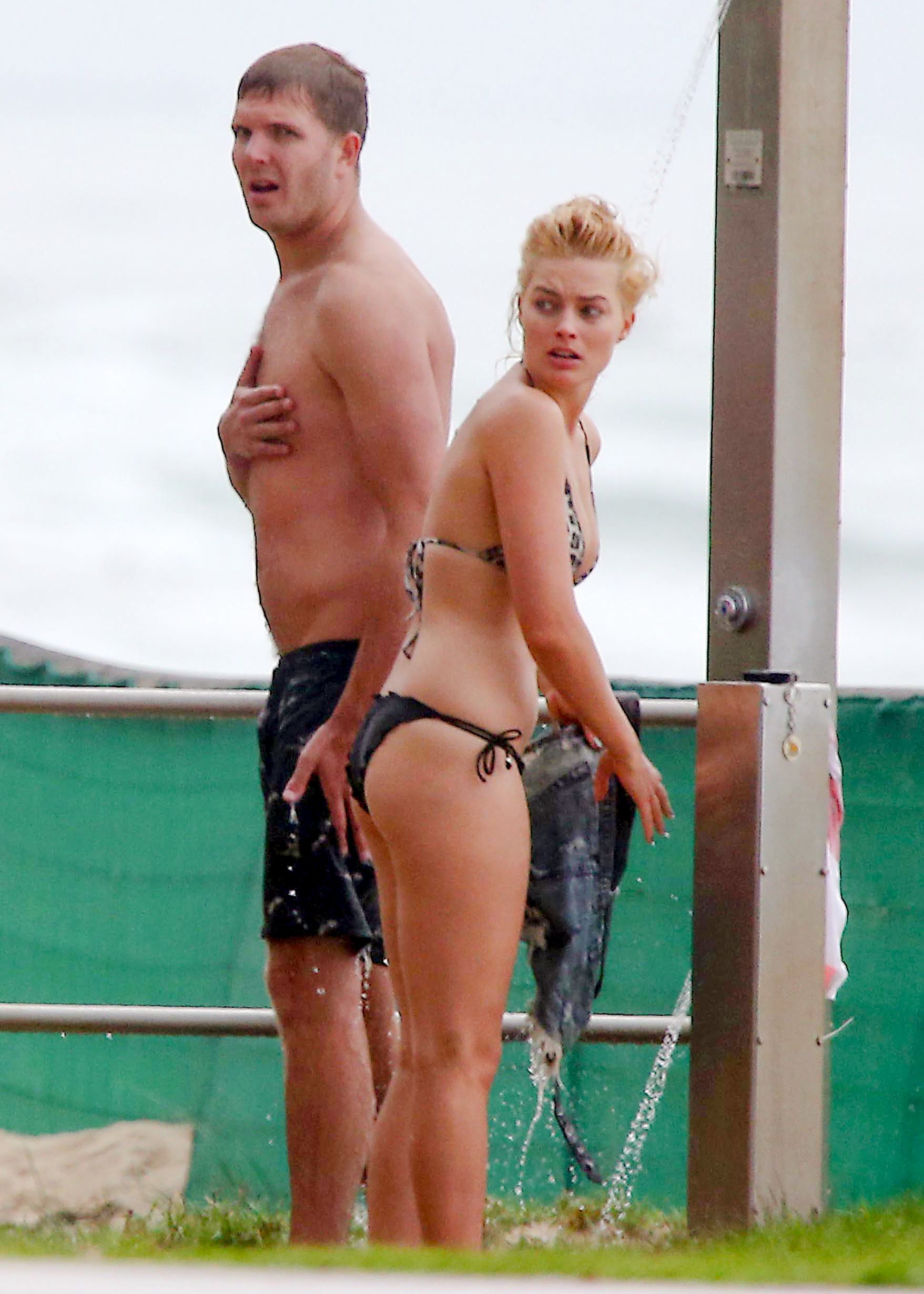 Margot_Robbie_wearing_sexy_bikini_at_a_beach_in_Byron_Bay_79x_HQ_14.jpg