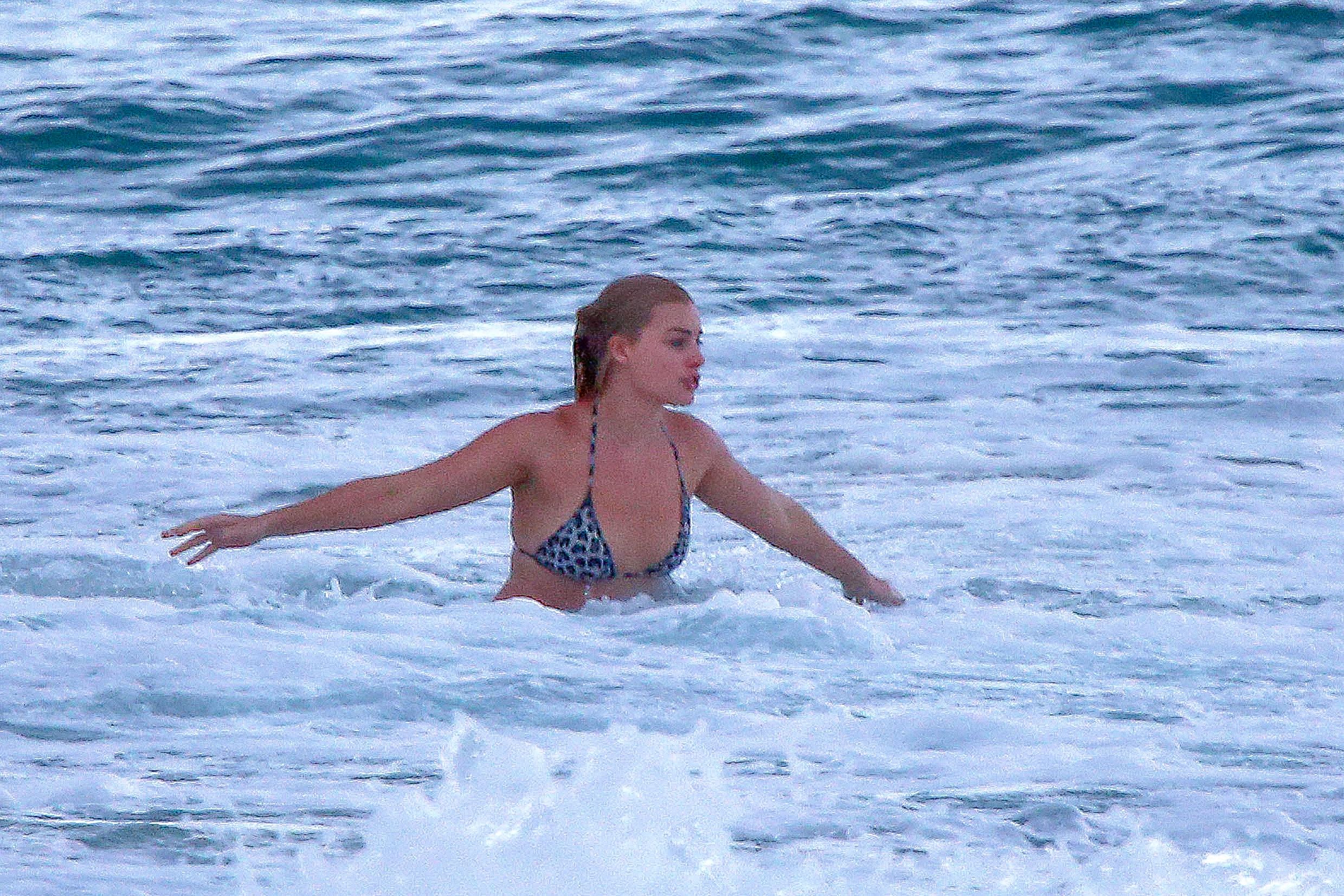 Margot_Robbie_wearing_sexy_bikini_at_a_beach_in_Byron_Bay_79x_HQ_74.jpg
