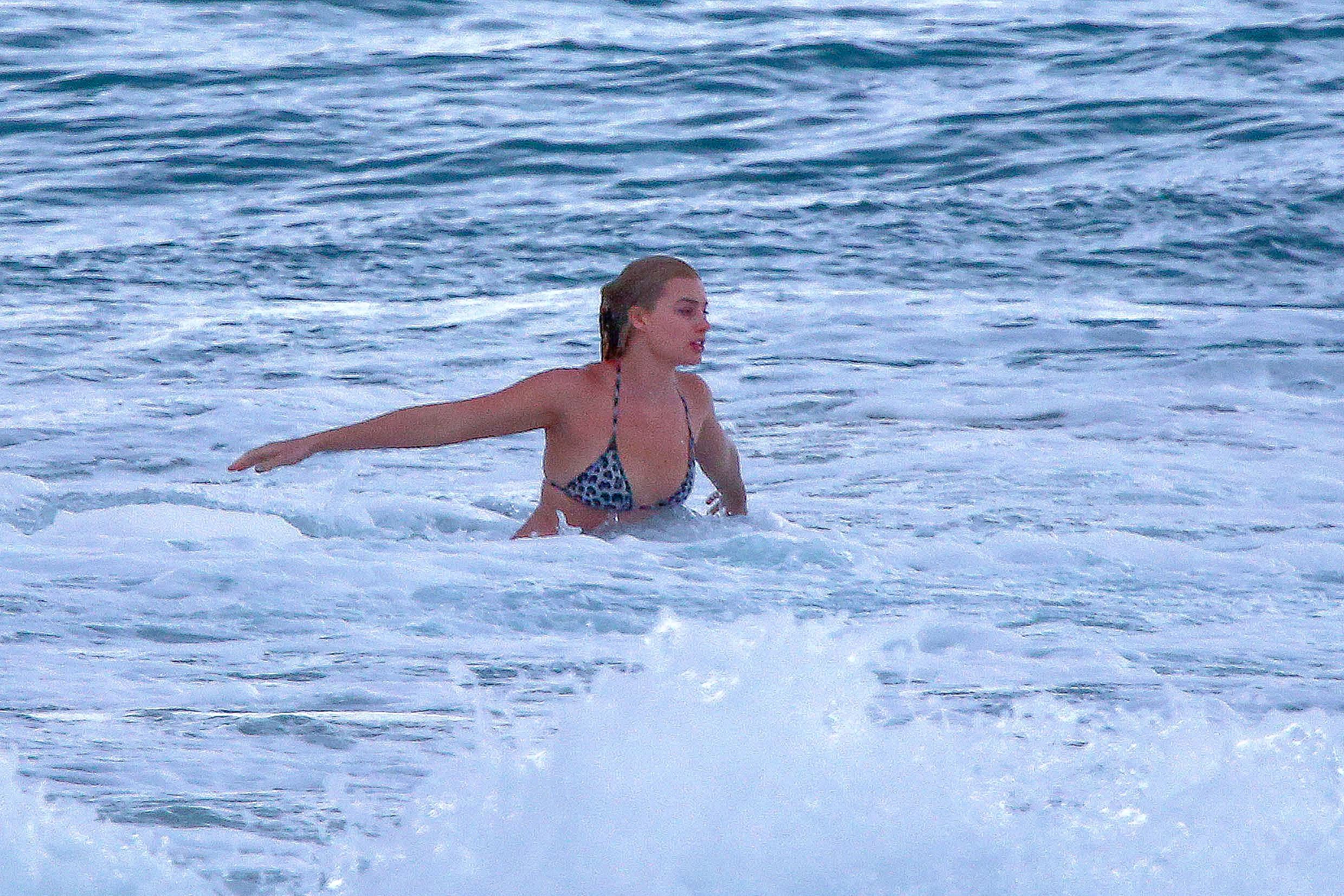 Margot_Robbie_wearing_sexy_bikini_at_a_beach_in_Byron_Bay_79x_HQ_80.jpg