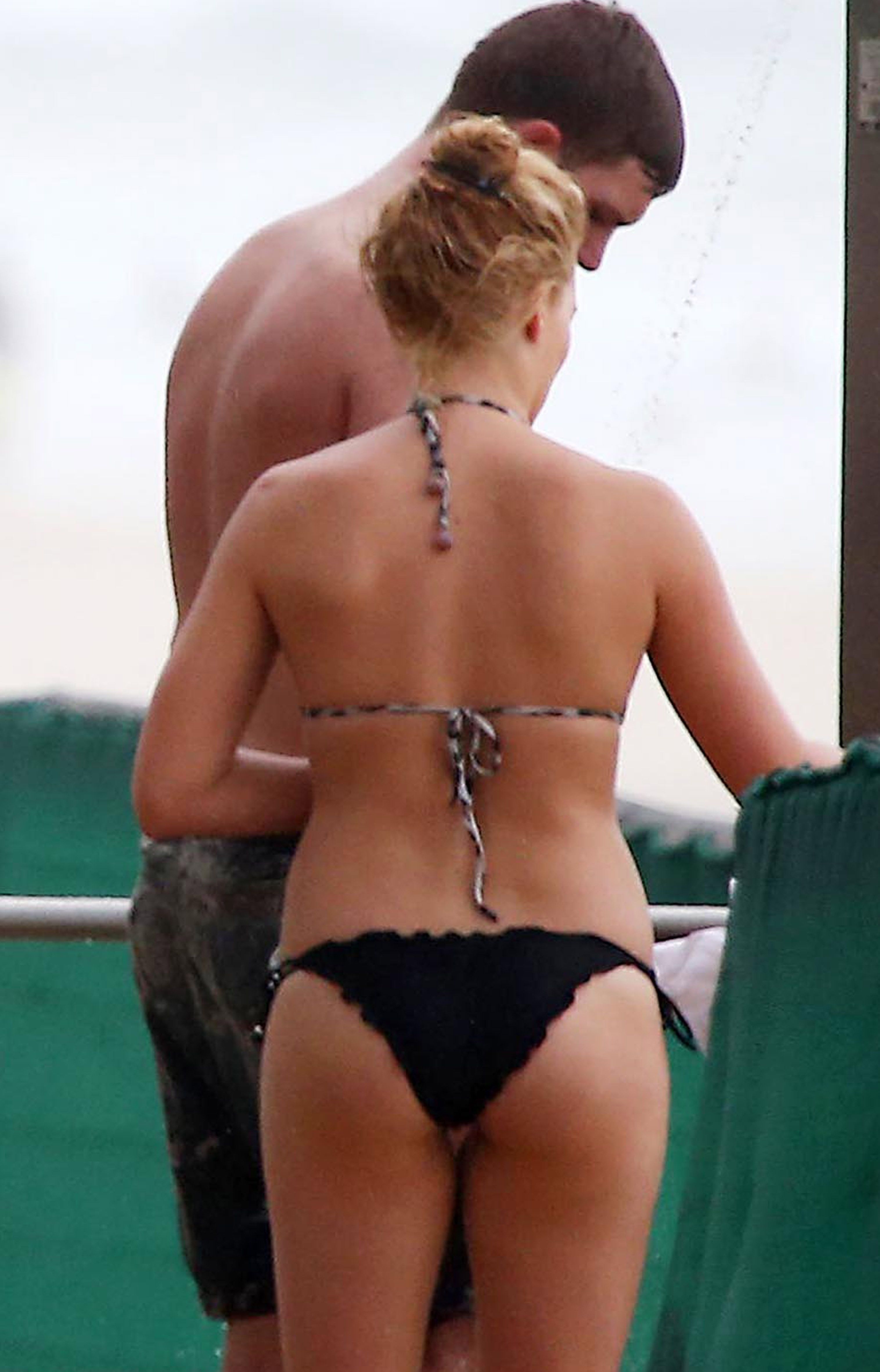 Margot_Robbie_wearing_sexy_bikini_at_a_beach_in_Byron_Bay_79x_HQ_4.jpg