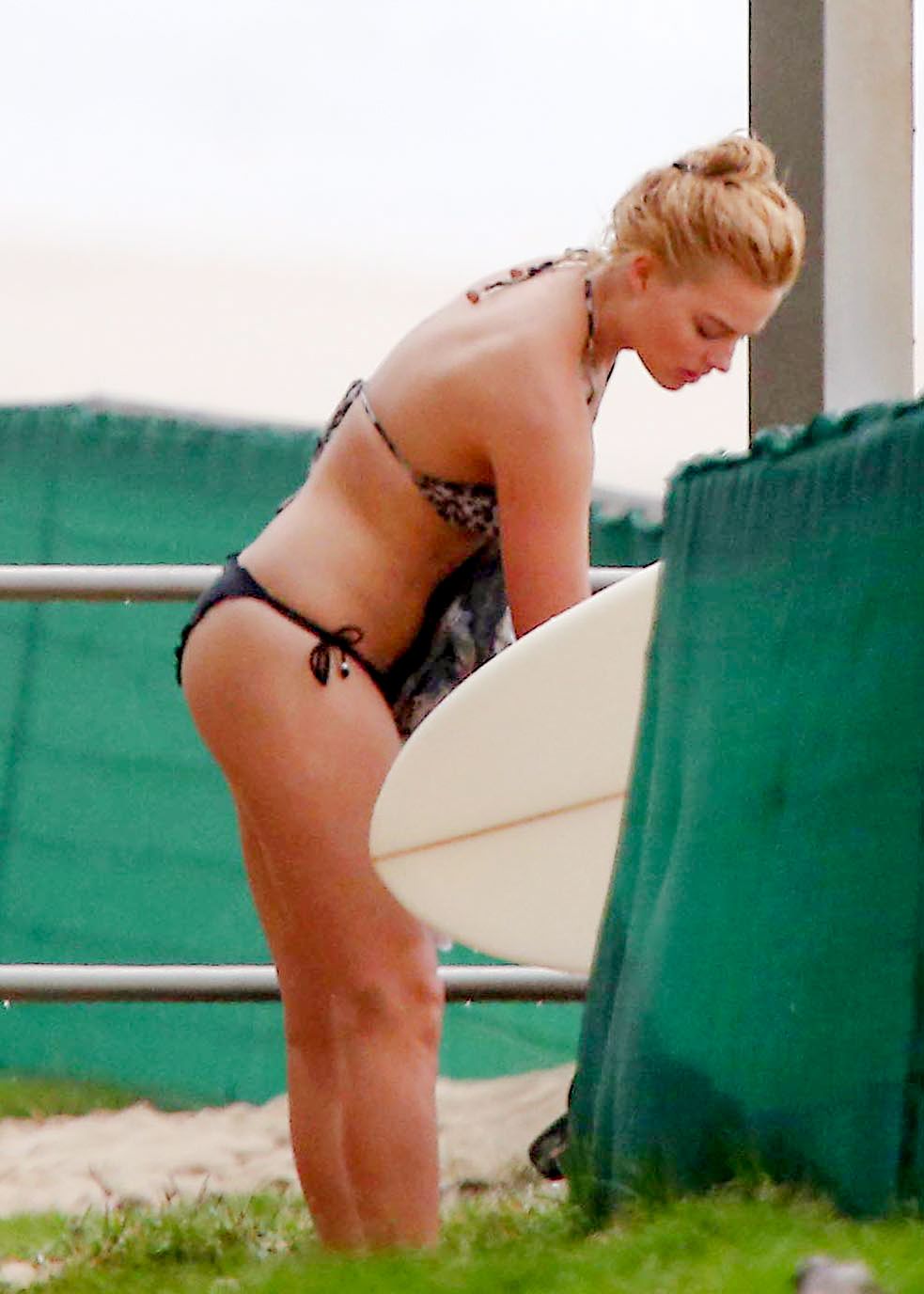 Margot_Robbie_wearing_sexy_bikini_at_a_beach_in_Byron_Bay_79x_HQ_29.jpg