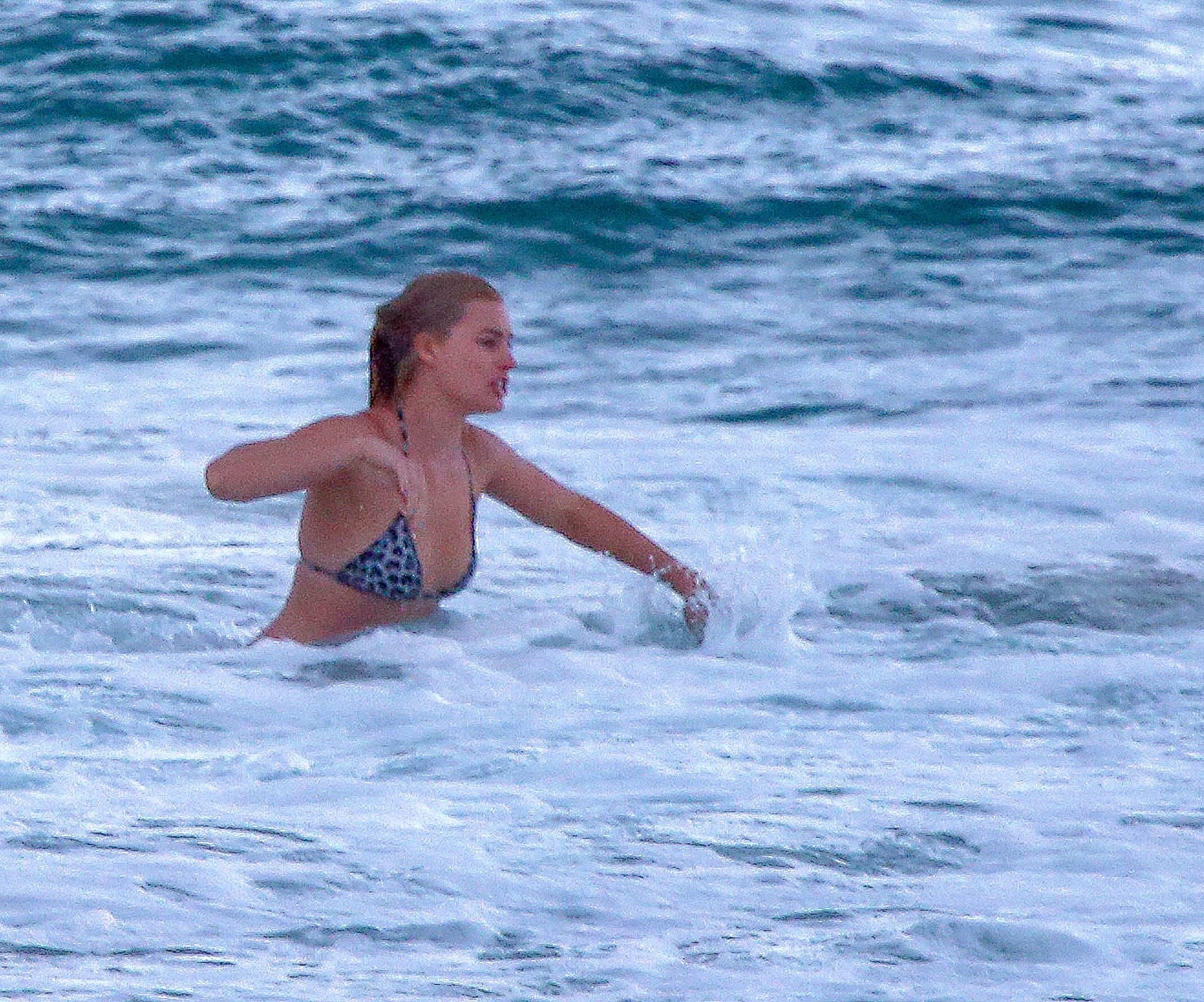 Margot_Robbie_wearing_sexy_bikini_at_a_beach_in_Byron_Bay_79x_HQ_55.jpg