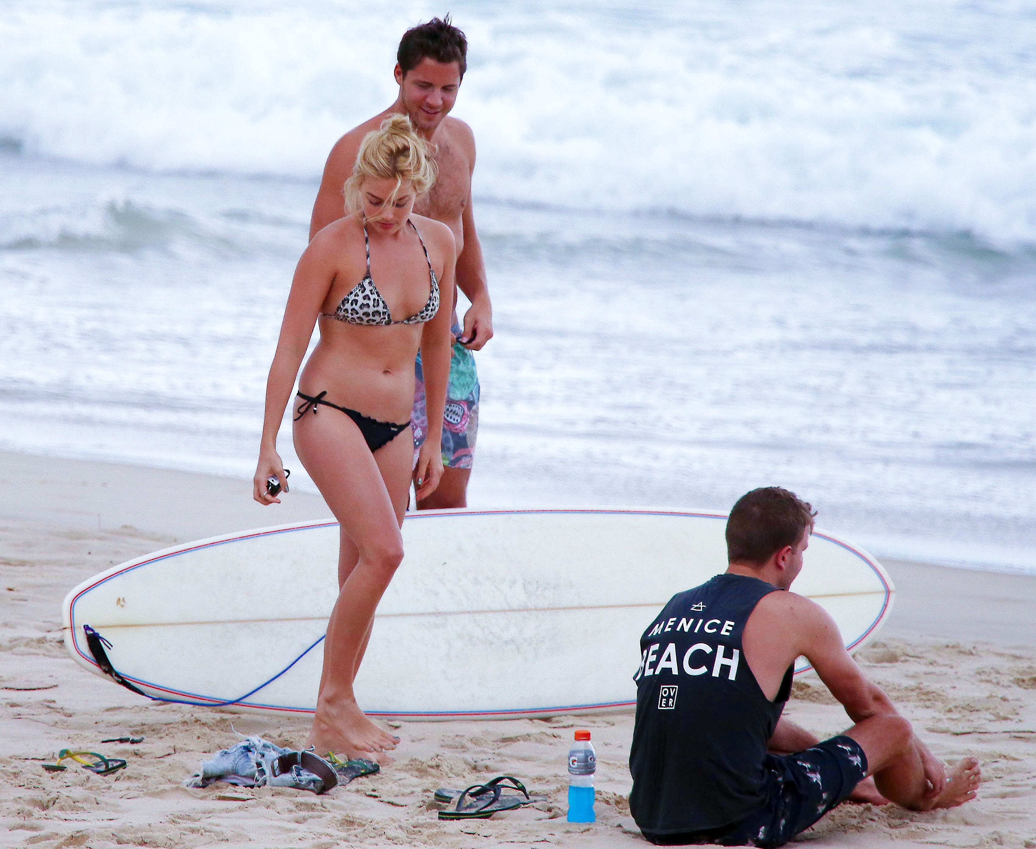 Margot_Robbie_wearing_sexy_bikini_at_a_beach_in_Byron_Bay_79x_HQ_57.jpg