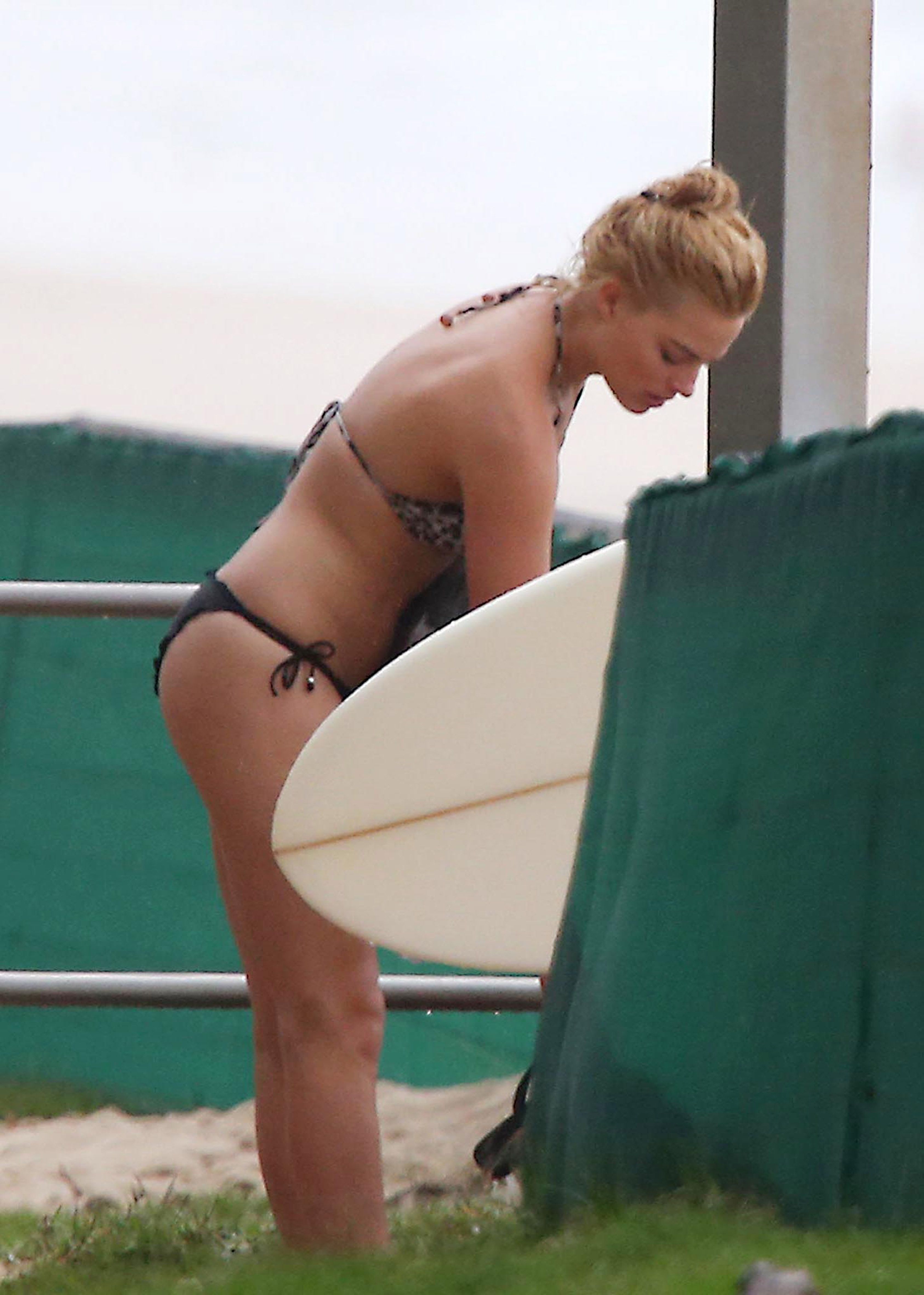 Margot_Robbie_wearing_sexy_bikini_at_a_beach_in_Byron_Bay_79x_HQ_17.jpg
