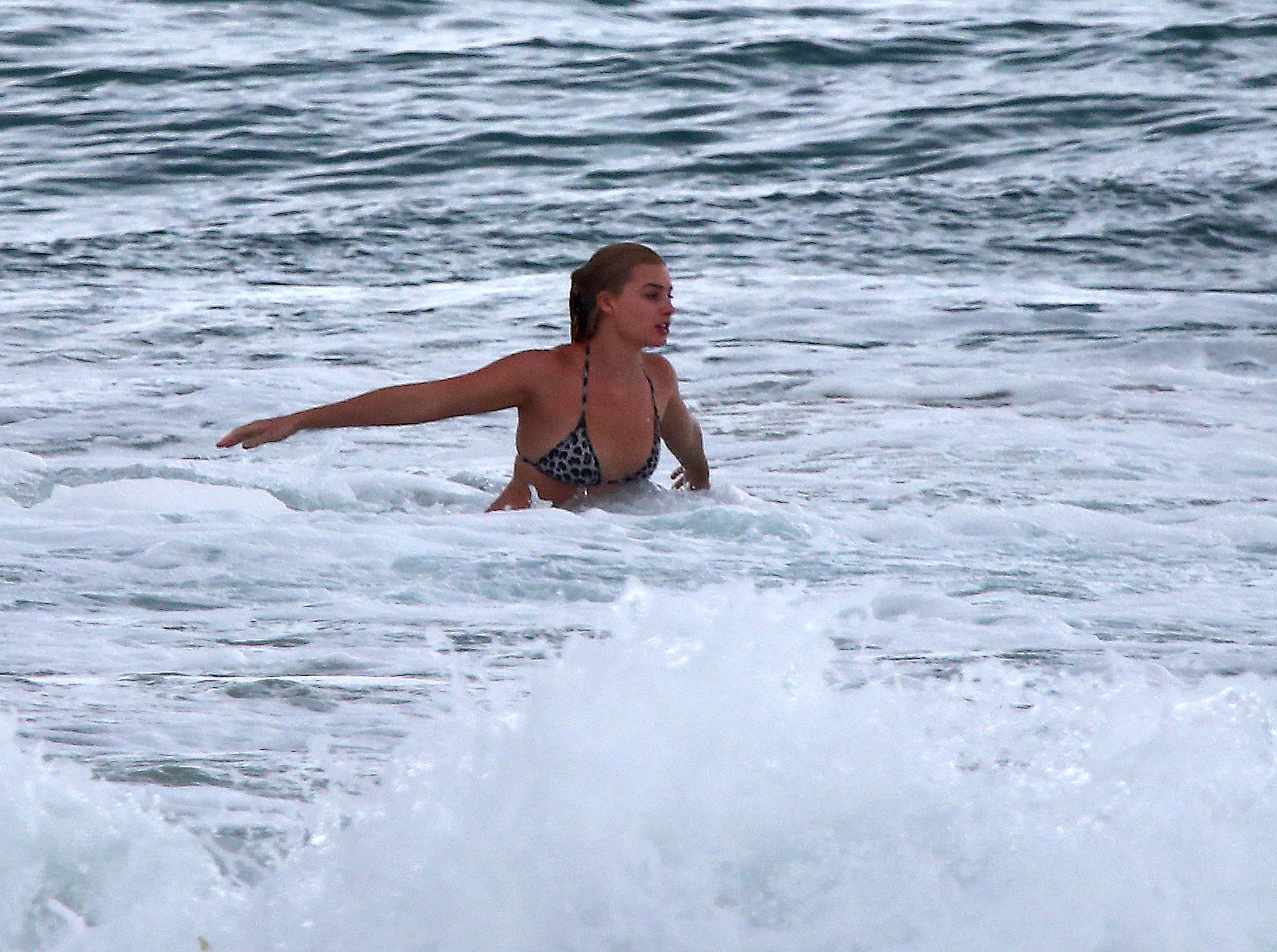 Margot_Robbie_wearing_sexy_bikini_at_a_beach_in_Byron_Bay_79x_HQ_63.jpg
