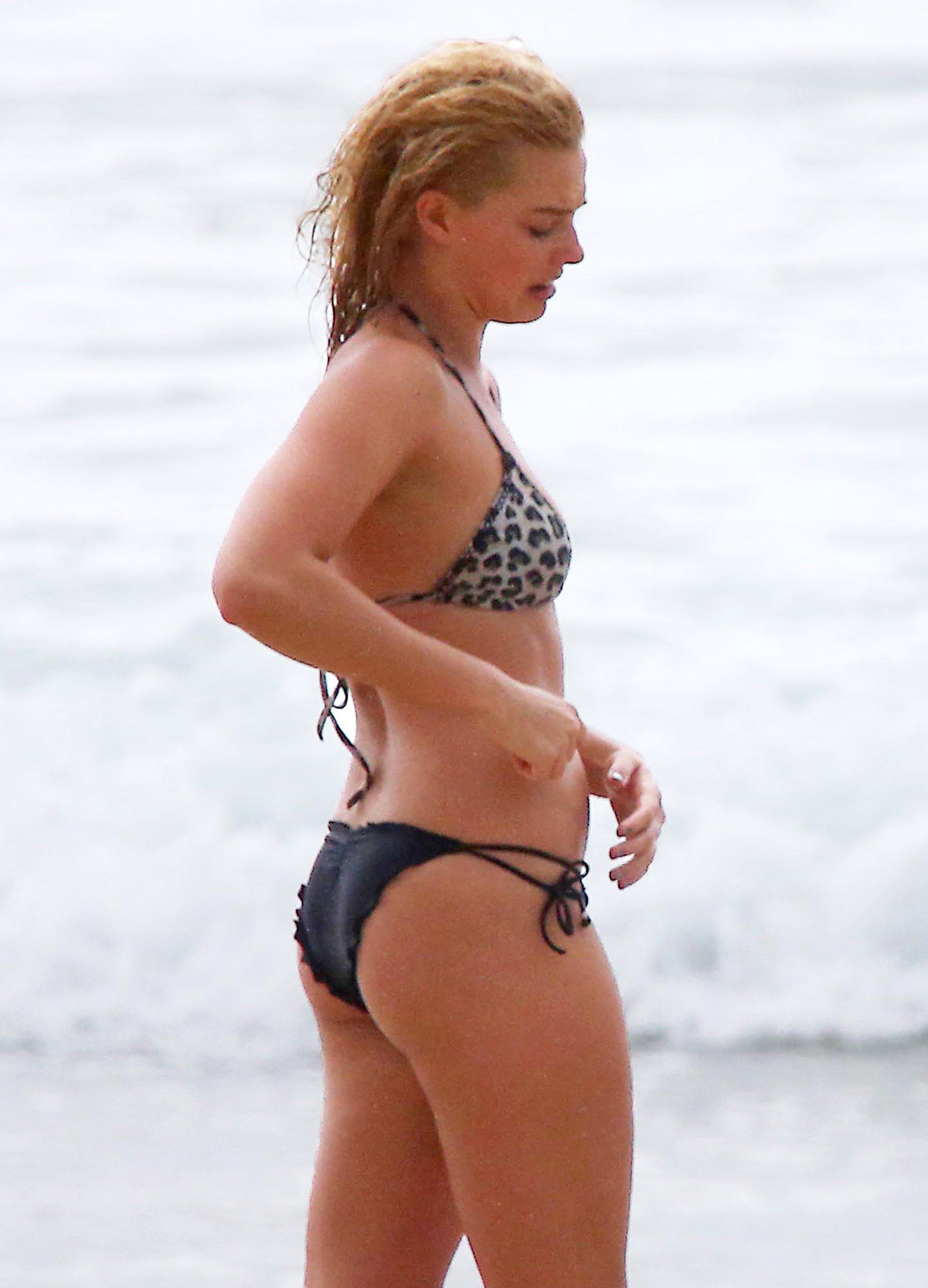Margot_Robbie_wearing_sexy_bikini_at_a_beach_in_Byron_Bay_79x_HQ_6.jpg
