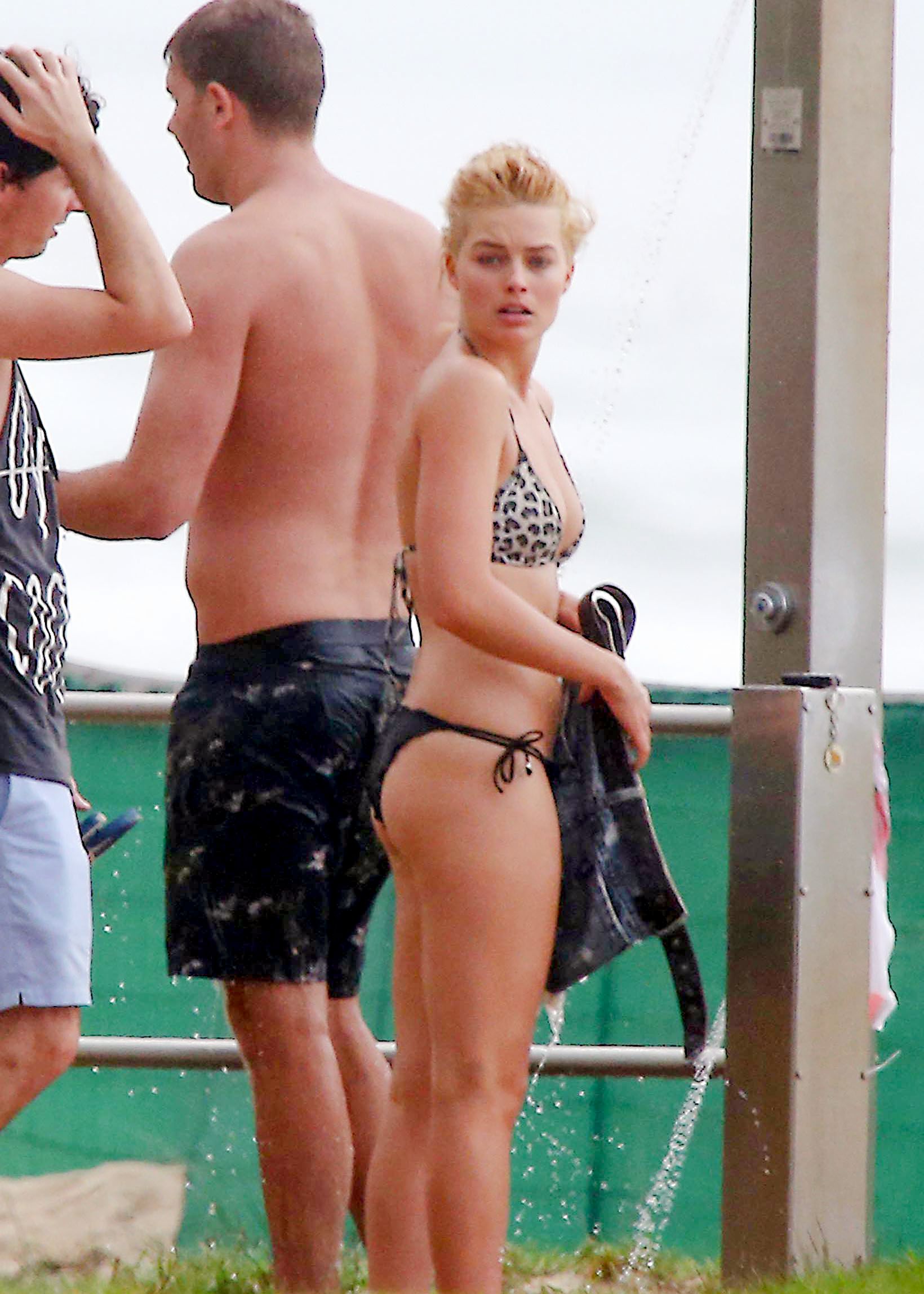 Margot_Robbie_wearing_sexy_bikini_at_a_beach_in_Byron_Bay_79x_HQ_8.jpg
