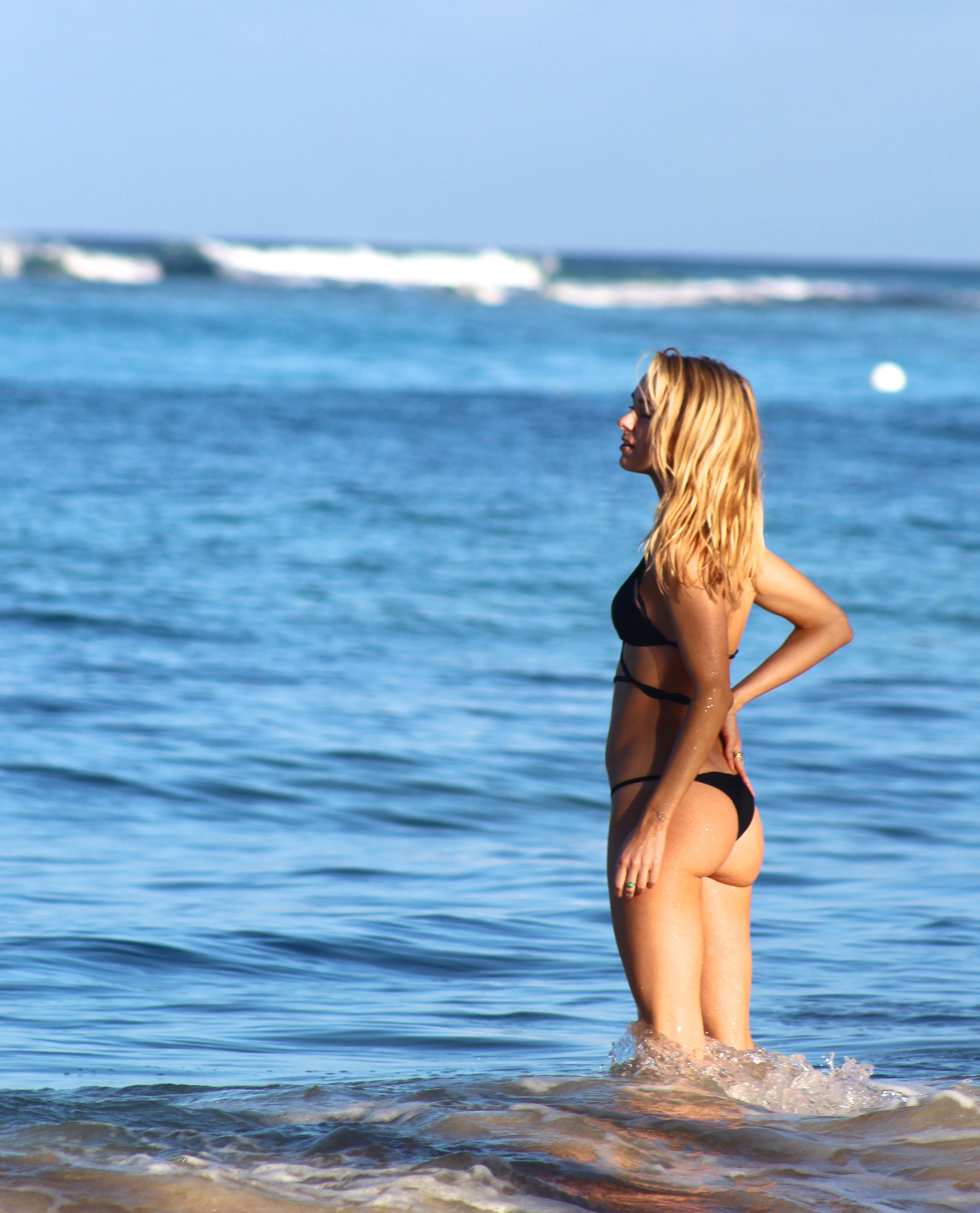 Kimberley_Garner_wearing_sexy_bikini_on_the_beach_in_Barbados_39x_HQ_9.jpg