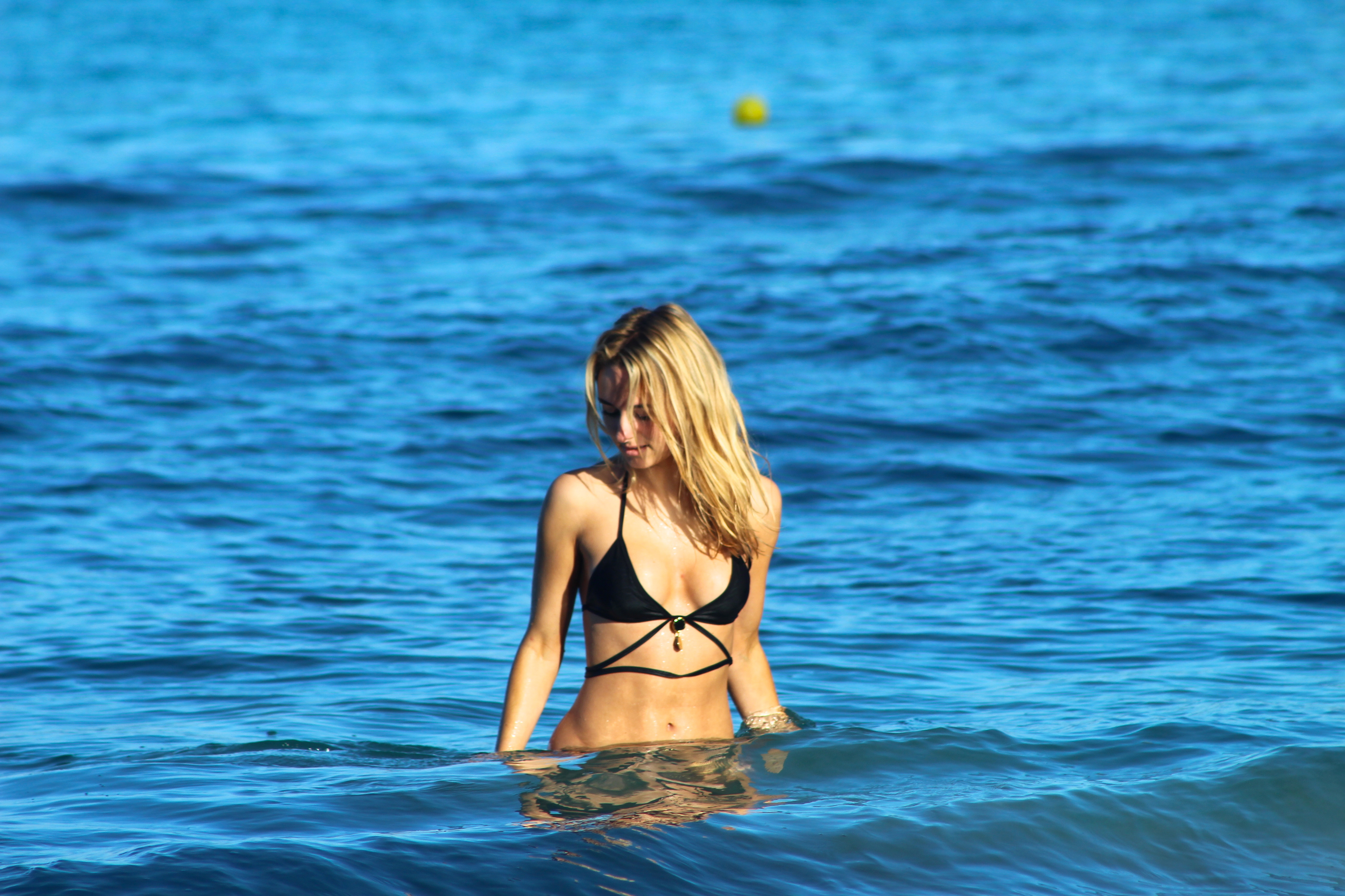 Kimberley_Garner_wearing_sexy_bikini_on_the_beach_in_Barbados_39x_HQ_12.jpg