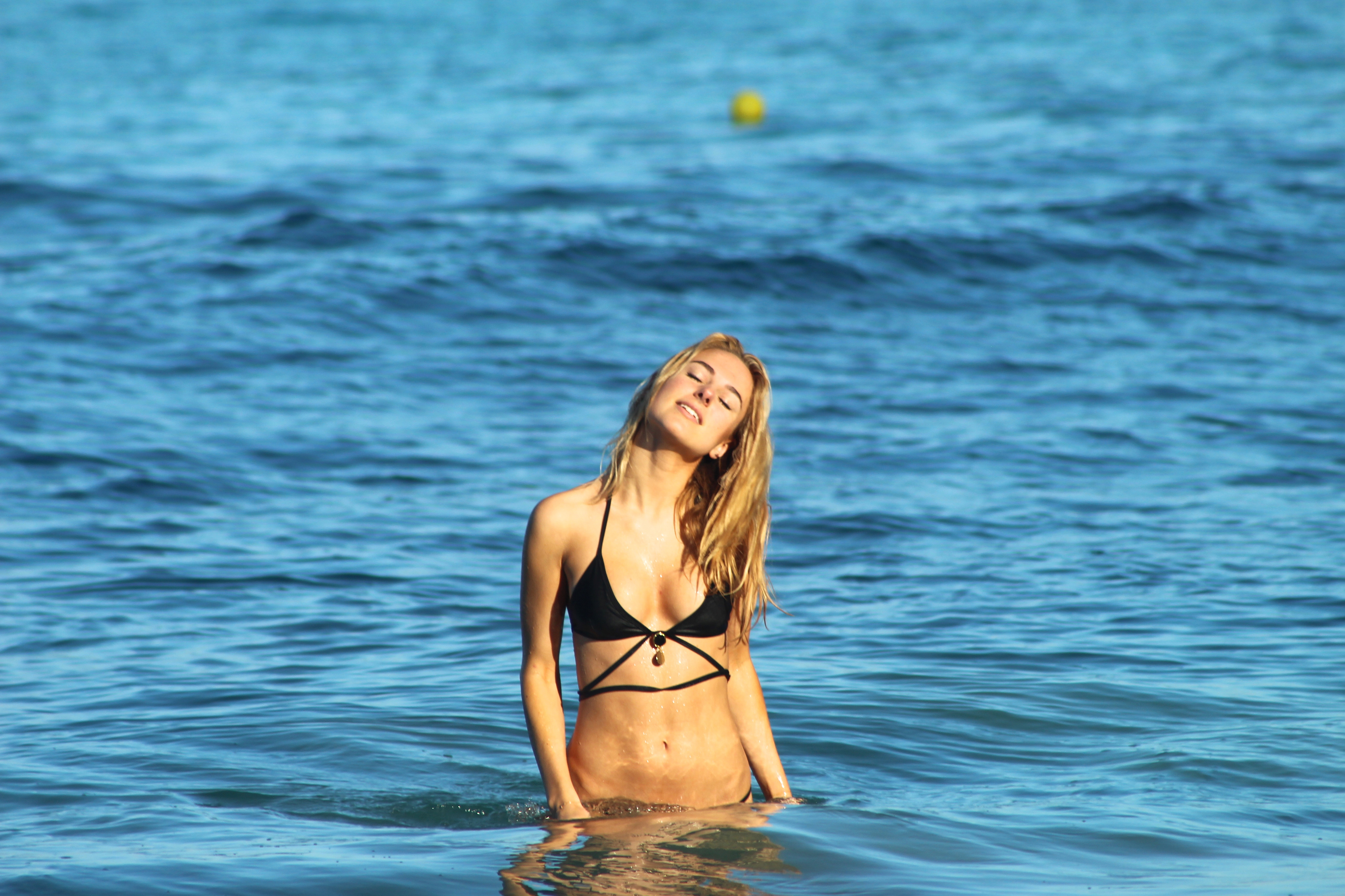 Kimberley_Garner_wearing_sexy_bikini_on_the_beach_in_Barbados_39x_HQ_11.jpg