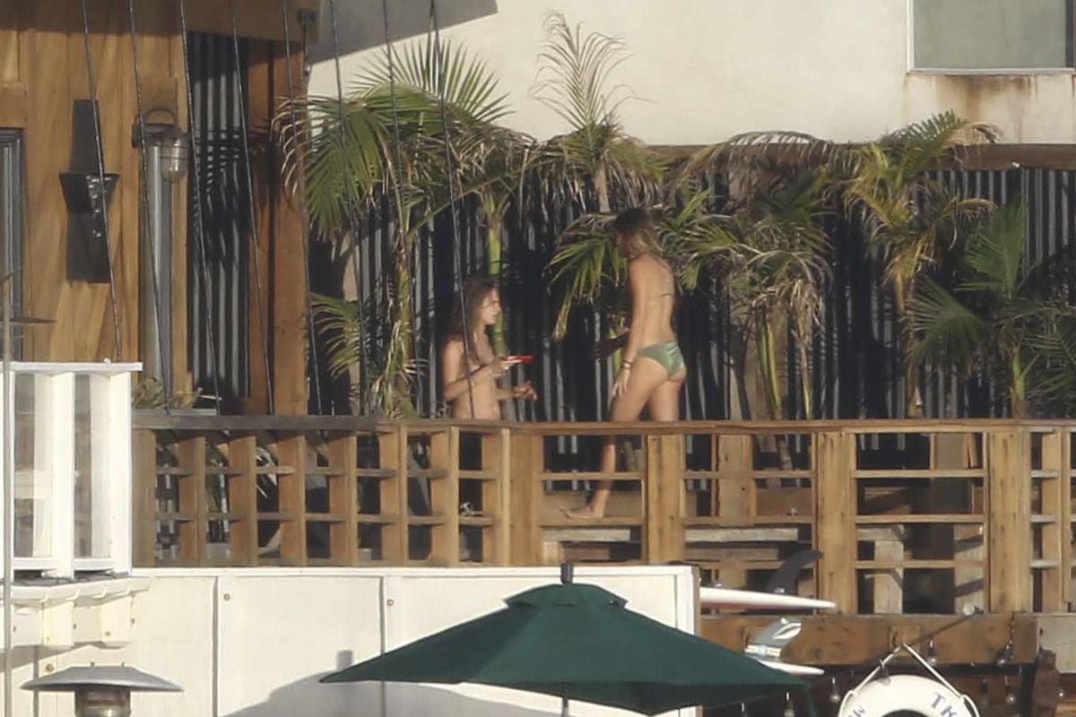 Cara_Delevingne_topless_on_a_balcony_in_Malibu_48x_HQ_6.jpg