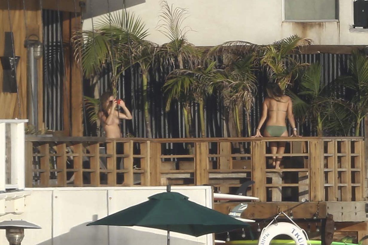 Cara_Delevingne_topless_on_a_balcony_in_Malibu_48x_HQ_10.jpg
