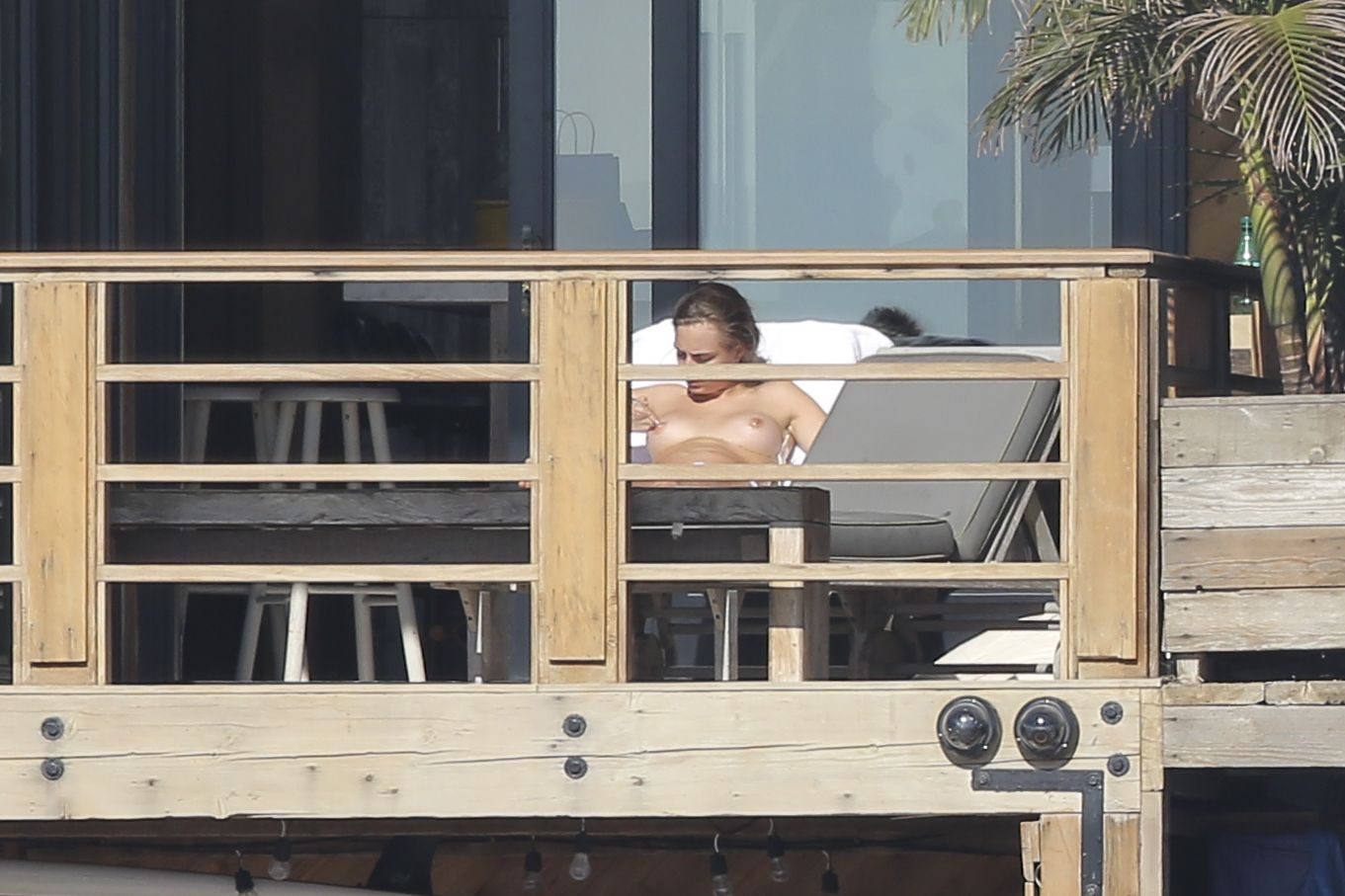 Cara_Delevingne_topless_on_a_balcony_in_Malibu_48x_HQ_32.jpg