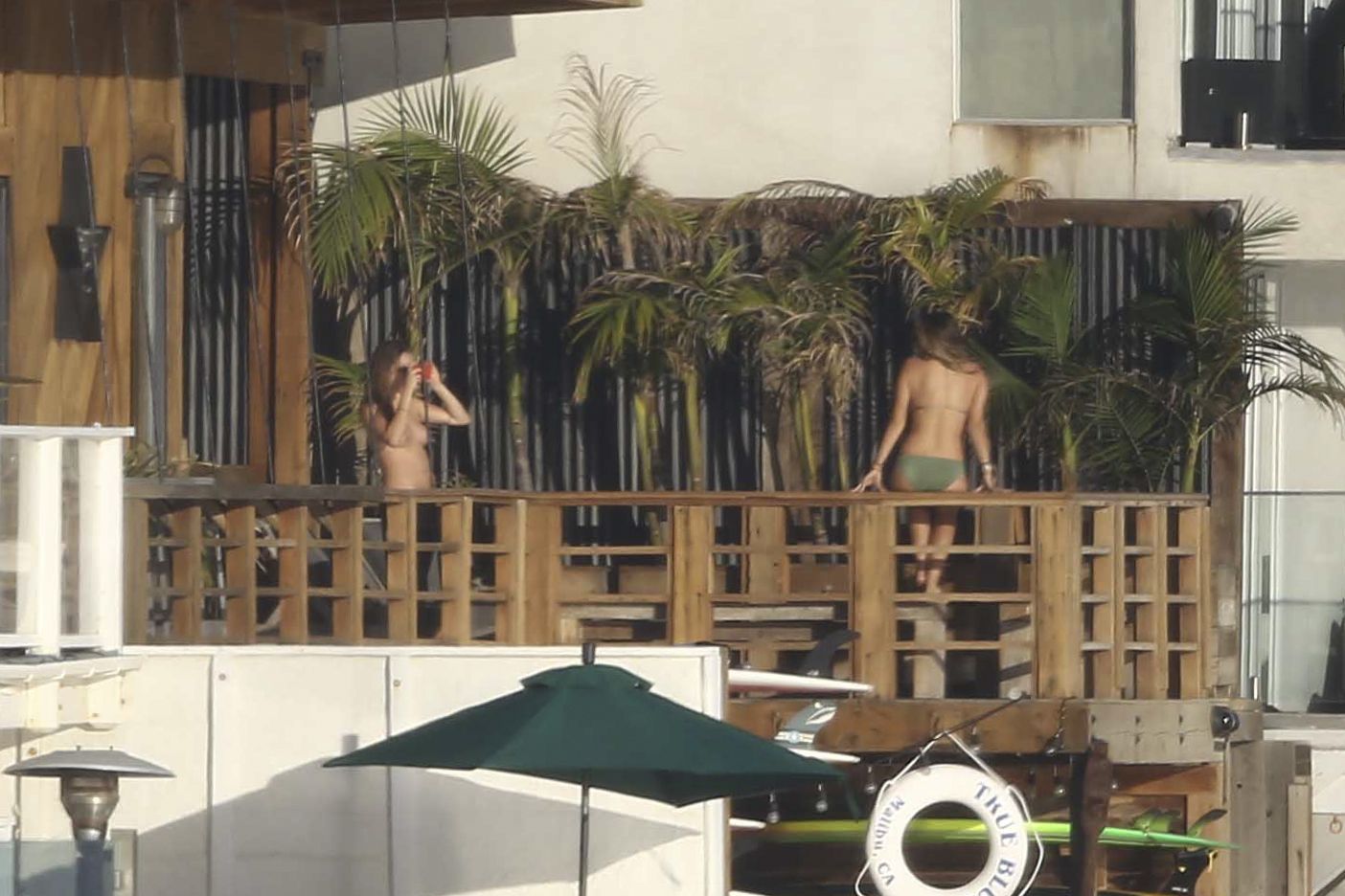 Cara_Delevingne_topless_on_a_balcony_in_Malibu_48x_HQ_24.jpg