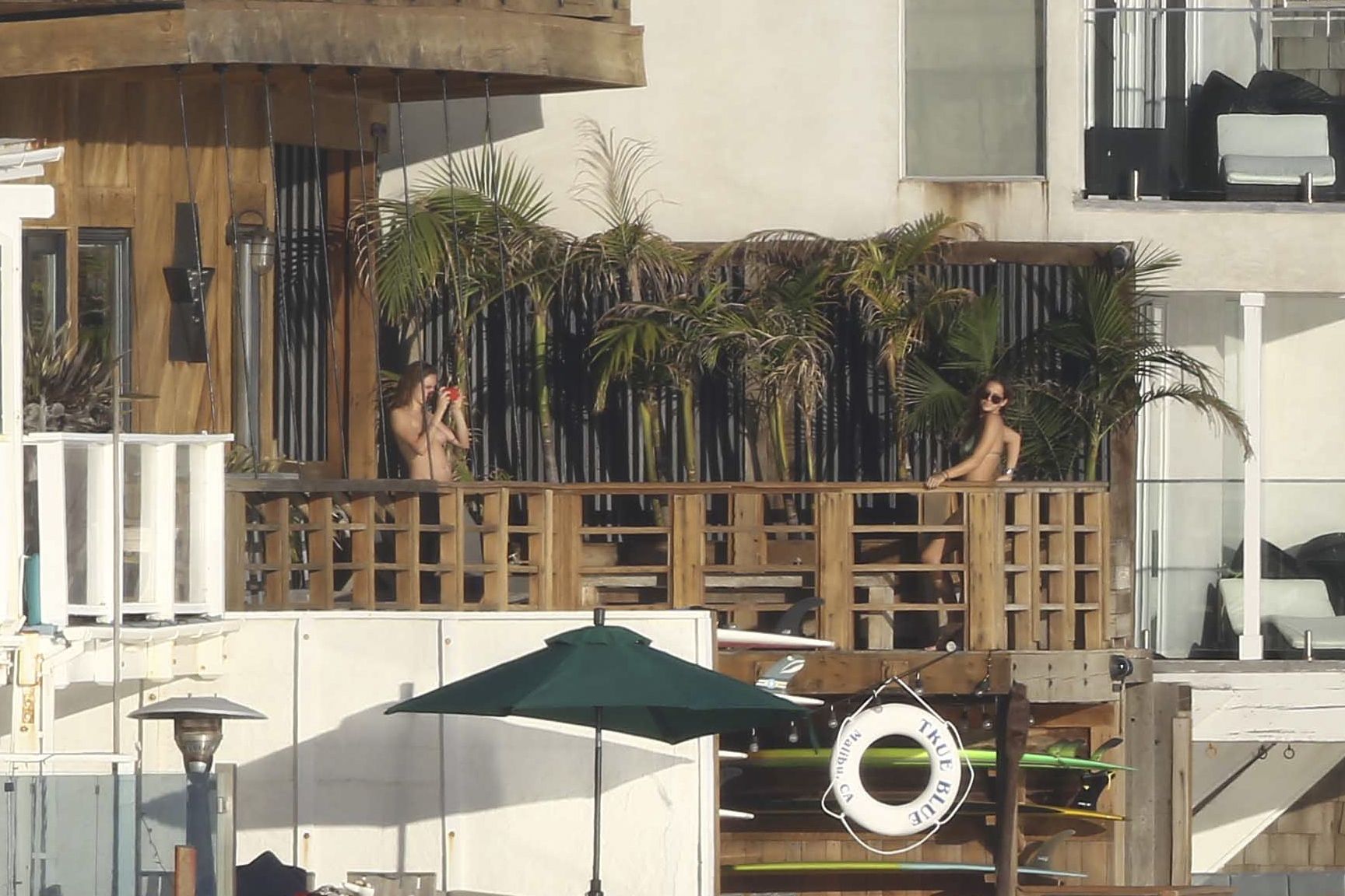 Cara_Delevingne_topless_on_a_balcony_in_Malibu_48x_HQ_27.jpg
