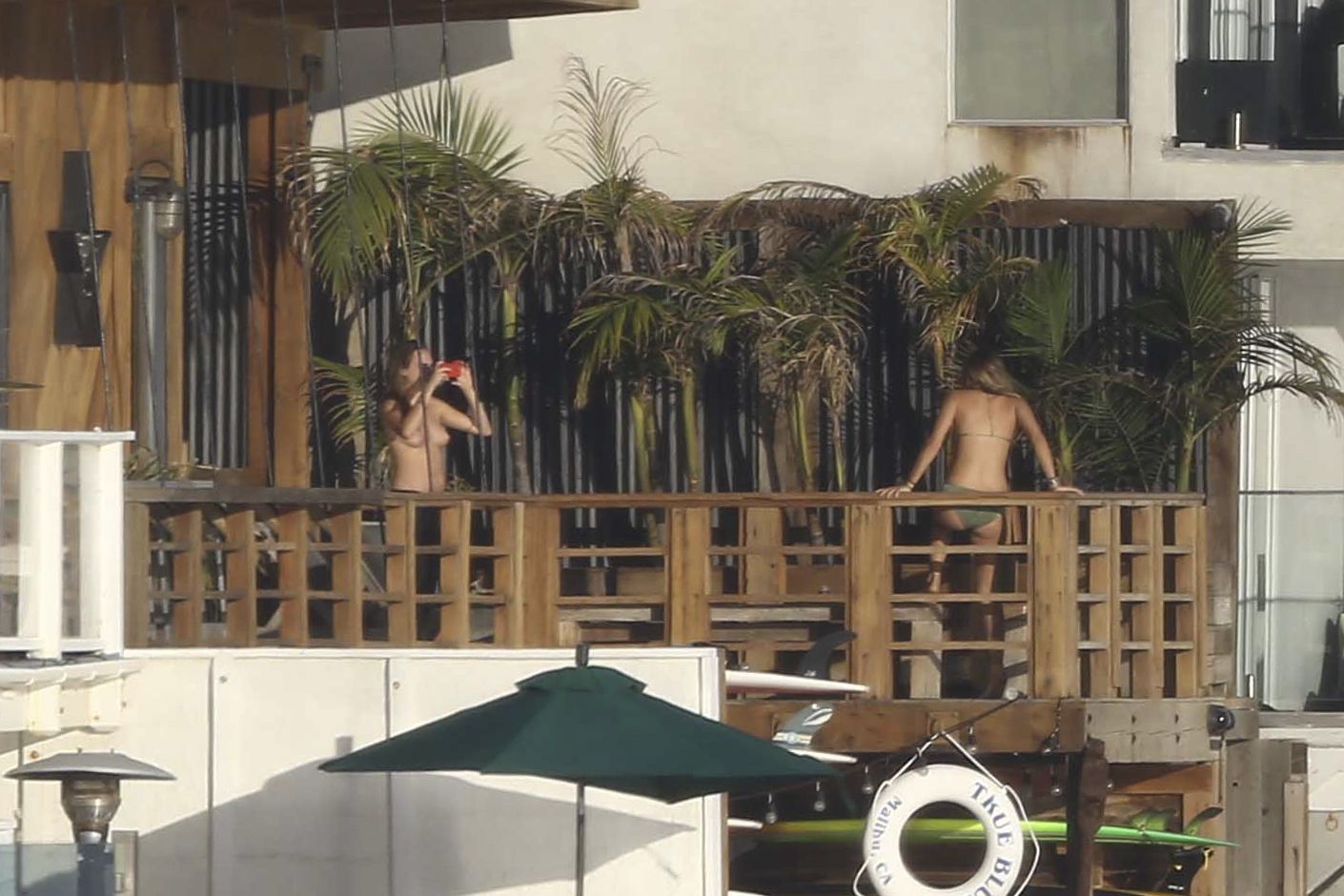 Cara_Delevingne_topless_on_a_balcony_in_Malibu_48x_HQ_15.jpg