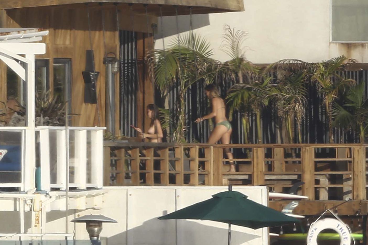 Cara_Delevingne_topless_on_a_balcony_in_Malibu_48x_HQ_8.jpg