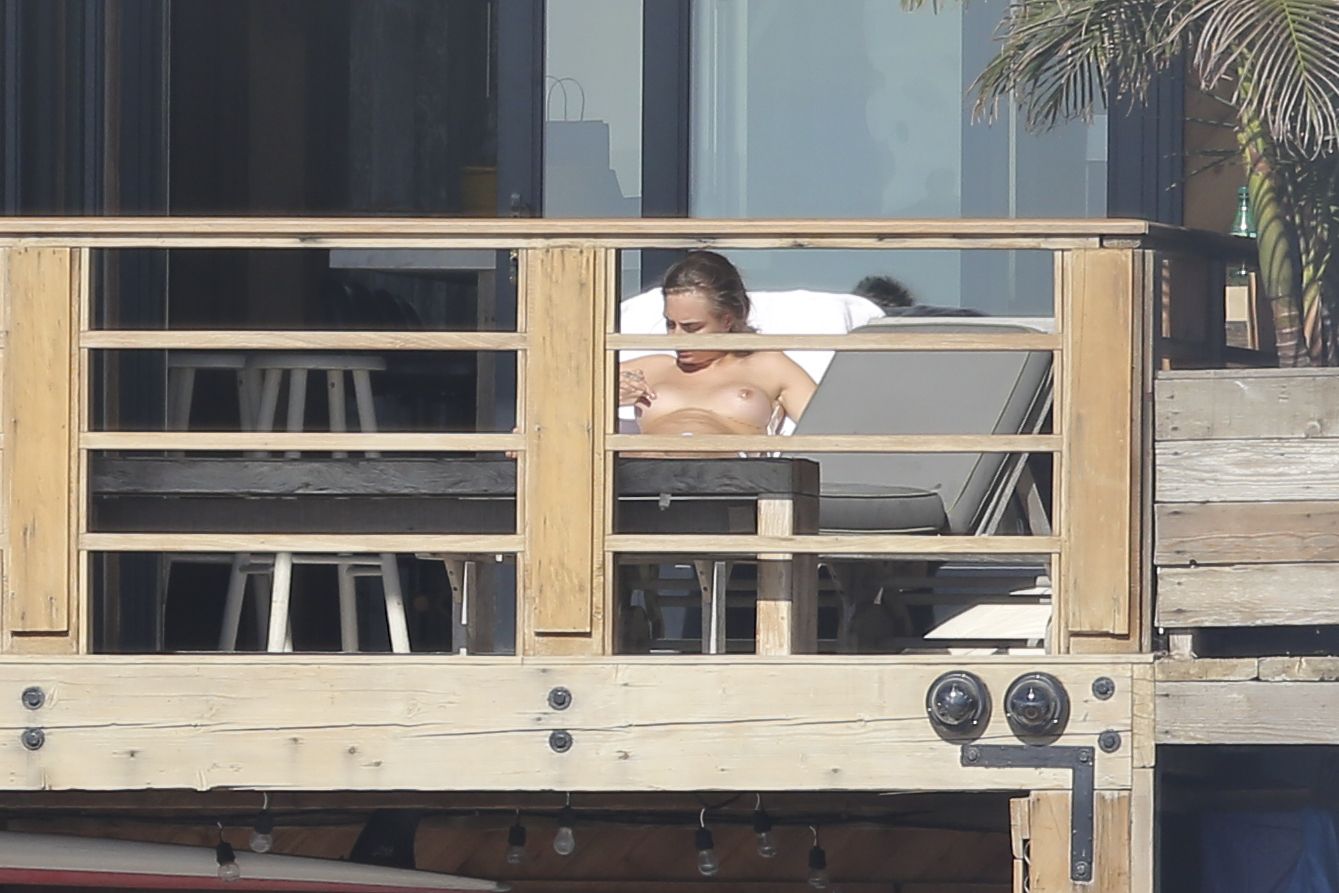 Cara_Delevingne_topless_on_a_balcony_in_Malibu_48x_HQ_31.jpg
