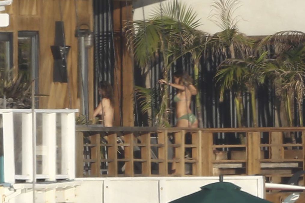 Cara_Delevingne_topless_on_a_balcony_in_Malibu_48x_HQ_7.jpg