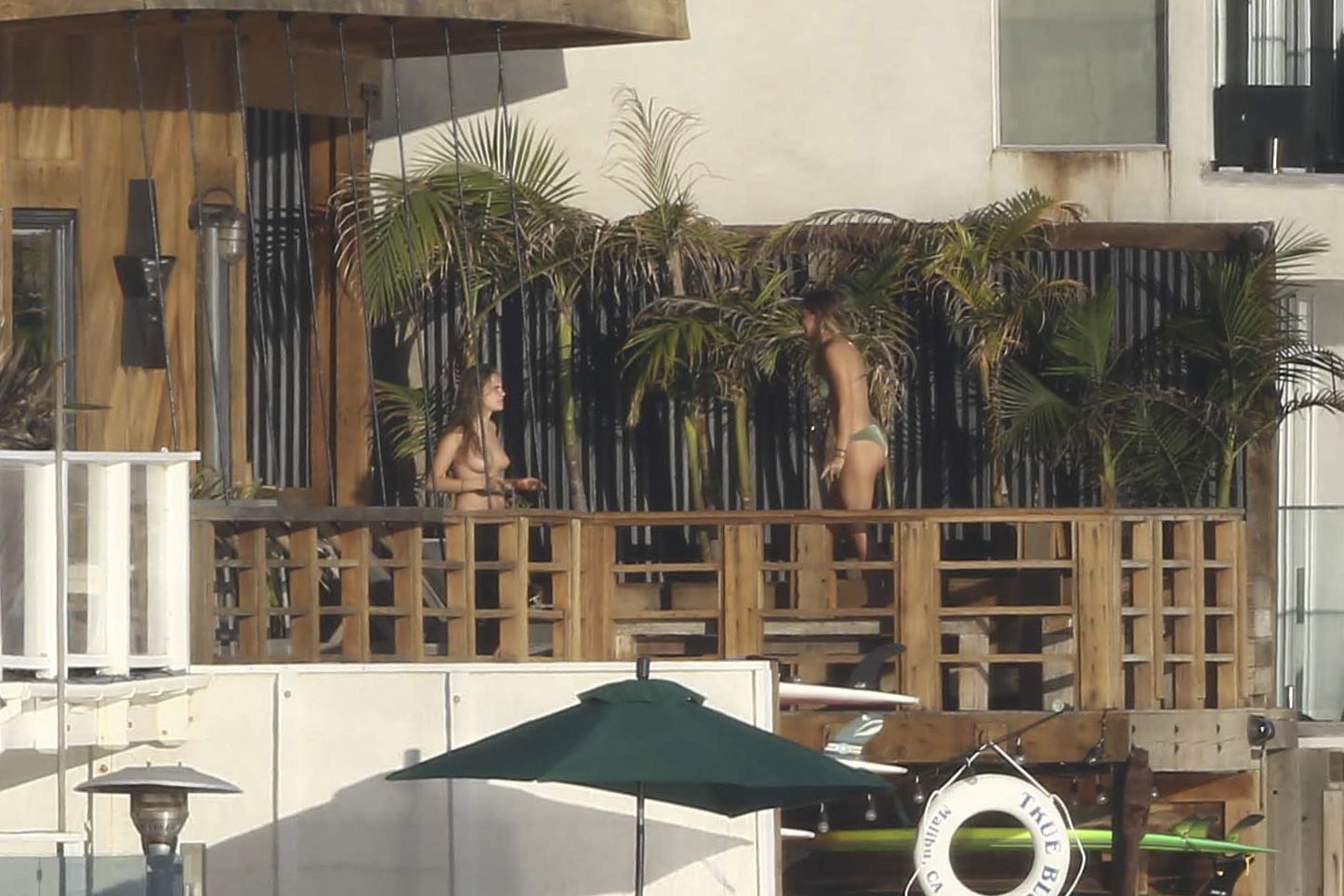Cara_Delevingne_topless_on_a_balcony_in_Malibu_48x_HQ_36.jpg