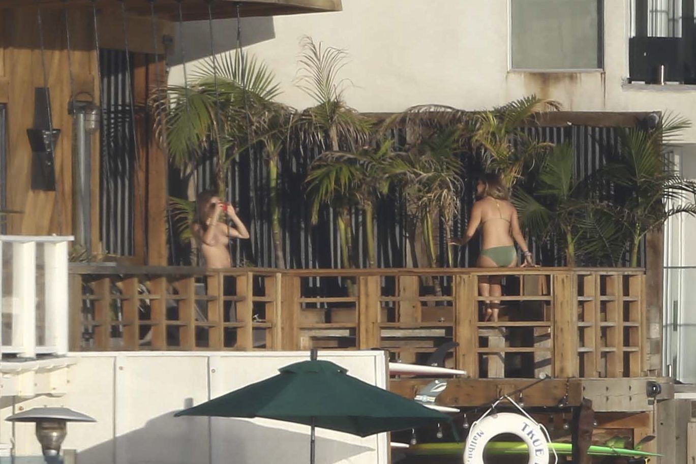 Cara_Delevingne_topless_on_a_balcony_in_Malibu_48x_HQ_5.jpg