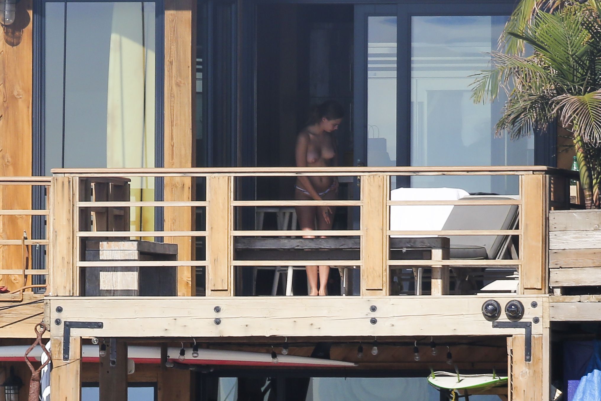 Cara_Delevingne_topless_on_a_balcony_in_Malibu_48x_HQ_37.jpg