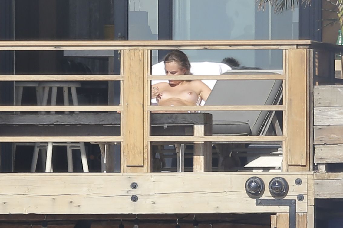 Cara_Delevingne_topless_on_a_balcony_in_Malibu_48x_HQ_43.jpg