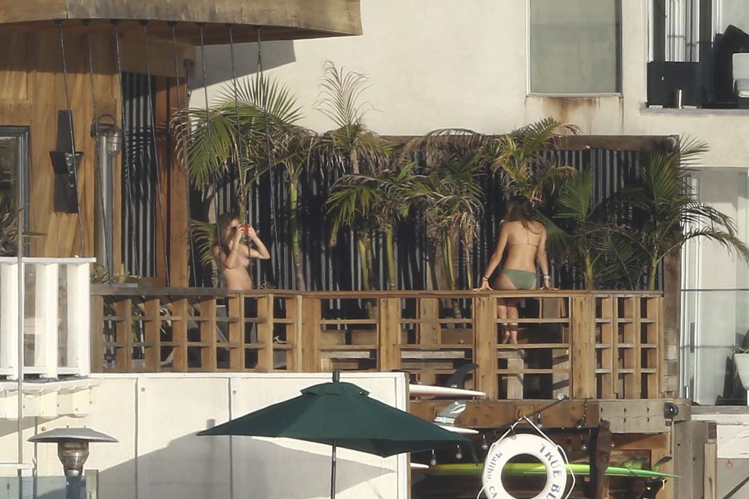 Cara_Delevingne_topless_on_a_balcony_in_Malibu_48x_HQ_17.jpg