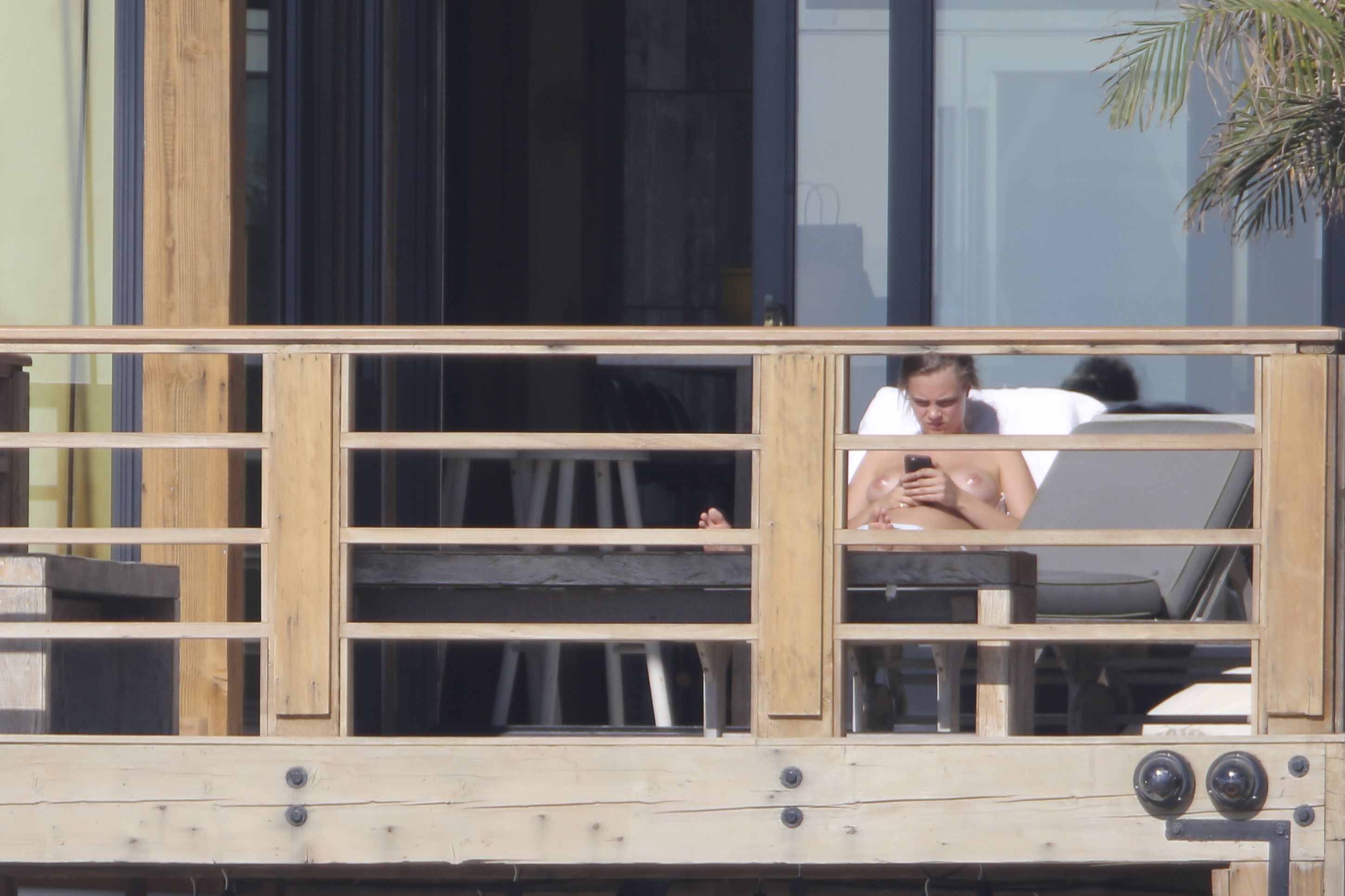 Cara_Delevingne_topless_on_a_balcony_in_Malibu_48x_HQ_34.jpg