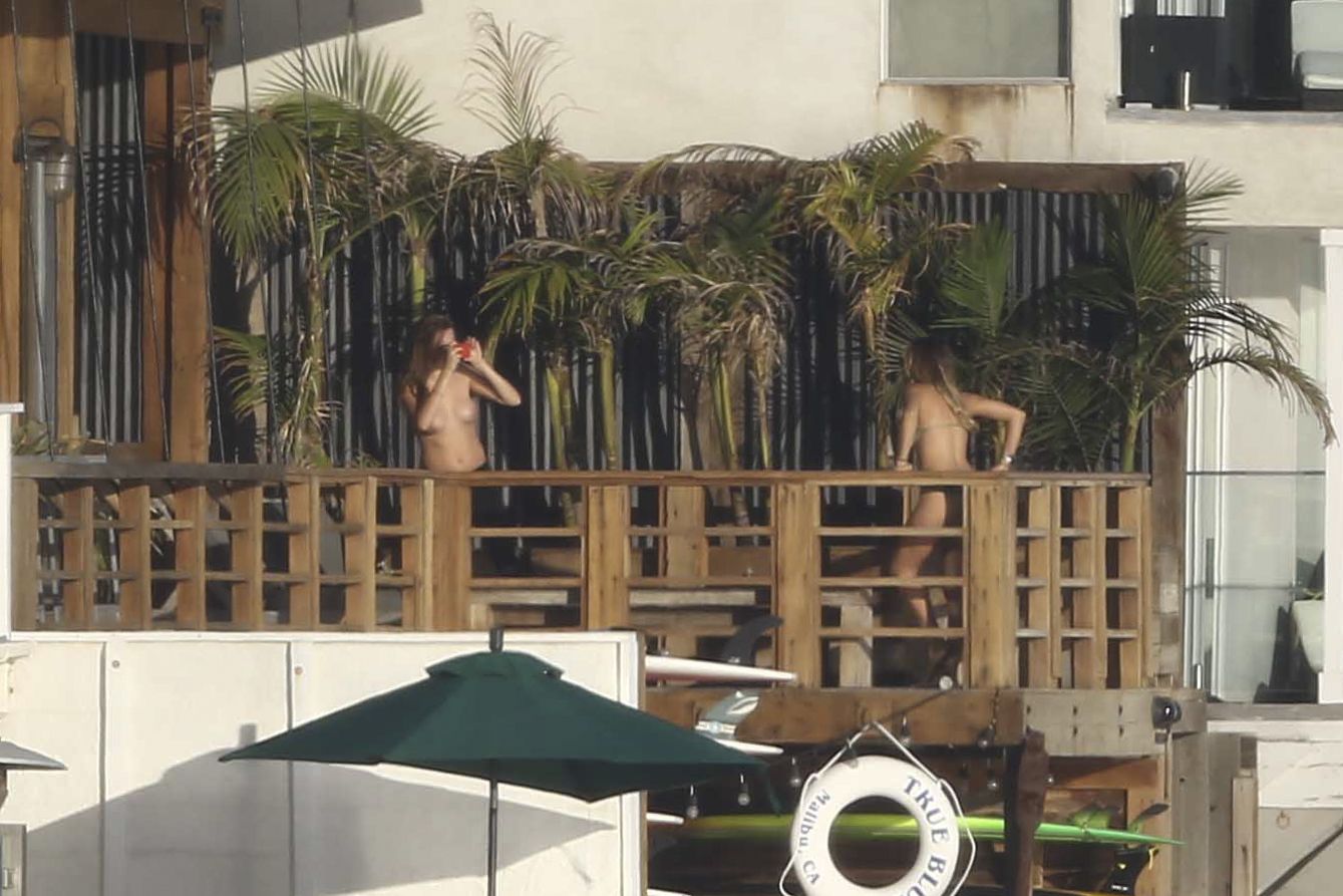 Cara_Delevingne_topless_on_a_balcony_in_Malibu_48x_HQ_23.jpg