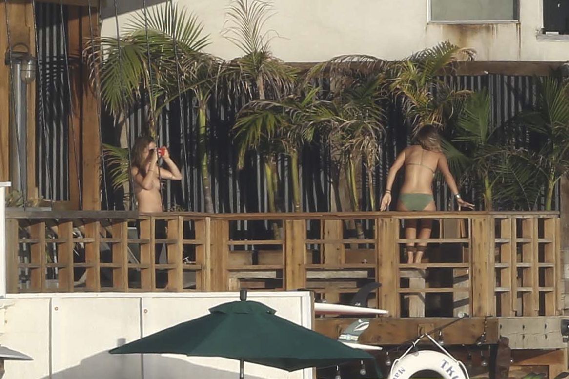 Cara_Delevingne_topless_on_a_balcony_in_Malibu_48x_HQ_16.jpg