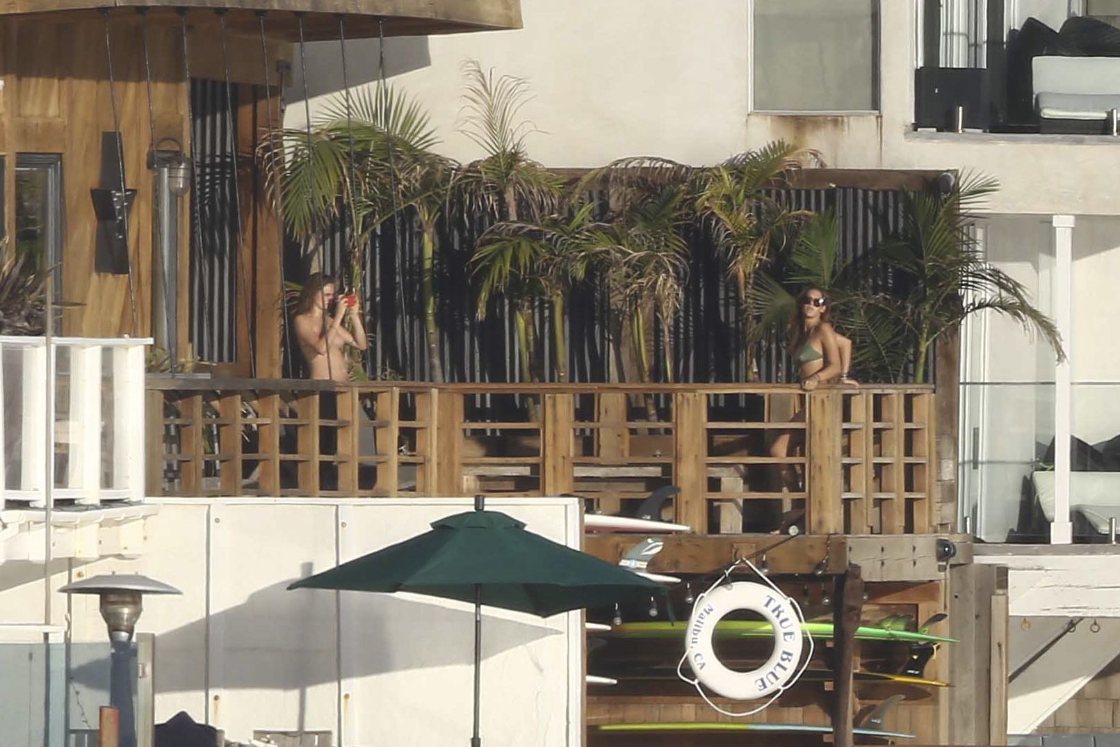 Cara_Delevingne_topless_on_a_balcony_in_Malibu_48x_HQ_29.jpg